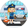 Kreslená policistka u přechodu pro chodce vedle policejního auta s majákem, modré pozadí, jedlý obrázek na dort