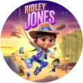 Ridley Jones v klobouku se houpá na laně pod fialovou oblohou, kolem ní dinosaurus a mumie, jedlý obrázek na dort