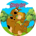 Kulatý jedlý obrázek s kreslenými psem Scoobym v náručí Shaggyho na pozadí zelené krajiny a modré oblohy, jedlý obrázek na dort