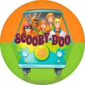 Scooby-Doo a parta vykukující z tyrkysové dodávky na kulatém jedlém obrázku na dort, v oranžovo-zeleném pozadí