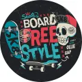 Lebka v kšiltovce na skateboardu s nápisy Board a Free Style na tmavém pozadí, tyrkysové a červené detaily, jedlý obrázek na dort