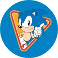 Modrý ježek Sonic s nataženým prstem ve žlutém trojúhelníku na modrém šachovnicovém pozadí, jedlý obrázek na dort