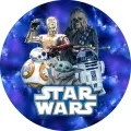 Kulatý jedlý obrázek na dort: C-3PO, Chewbacca, BB-8, R2-D2 a Grogu na tmavě modrém vesmírném pozadí s hvězdami, Star Wars