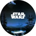 Kulatý jedlý obrázek s Hvězdou smrti nad tmavým lesem a nápisem Star Wars v modro-černých tónech, jedlý obrázek na dort