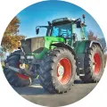 Zelený traktor s červenými koly na cestě pod podzimním stromem a modrou oblohou, jedlý obrázek na dort