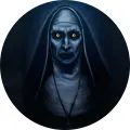 Tmavý kulatý jedlý obrázek s postavou jeptišky Valak v černobílém rouchu, s křížem a výraznýma žlutýma očima, jedlý obrázek na dort
