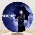 Wednesday s černým deštníkem před bouřkovou oblohou a gotickými věžemi, jedlý obrázek na dort