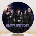 Kulatý jedlý obrázek: Wednesday s pěti členy rodiny v tmavých oblecích před fialovou noční oblohou s měsícem a nápisem Happy Birthday, jedlý