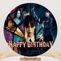 Kulatý jedlý obrázek na dort: Wednesday s copy, Věc a rodina Addamsových v mozaice s modrými blesky, nápis Happy Birthday
