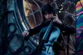 Wednesday Addams hraje na černé violoncello u gotického okna s barevnou vitráží, jedlý obrázek na dort