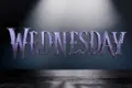 Tmavý 3D nápis Wednesday ve fialovo-stříbrném provedení s kovovým efektem, jedlý obrázek na dort