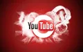 Logo YouTube se sluchátky a stříkající barvou na červeném pozadí, jedlý obrázek na dort