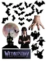 Wednesday v černých šatech s rukou Thing, černými netopýry a duchy pod růžovým měsícem, fialový nápis WEDNESDAY – jedlý obrázek na dort