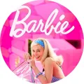 Barbie s blond vlasy a modrou puntíkovanou stuhou sedí za volantem růžového kabrioletu na růžovém pozadí, jedlý obrázek na dort