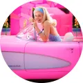 Barbie v modrých retro šatech s puntíkovou čelenkou opřená o růžové auto, kulatý jedlý obrázek na dort