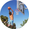 Kulatý jedlý obrázek na dort: basketbalista ve výskoku k zakončení na koš pod palmami a modrou letní oblohou