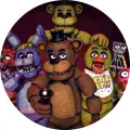 Medvěd Freddy s mikrofonem a jeho parta animatroniků v tmavých barvách, jedlý obrázek na dort