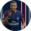 Kylian Mbappé v tmavě modrém dresu s červenými a bílými pruhy na tmavém pozadí, jedlý obrázek na dort