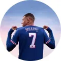 Hráč fotbalu stojící zády v modrém dresu s nápisem MBAPPÉ a číslem 7, jedlý obrázek na dort