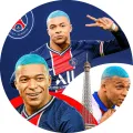 Kylian Mbappé v klubovém dresu s tyrkysovými vlasy a Eiffelovou věží na tmavomodrém pozadí, jedlý obrázek na dort