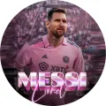 Lionel Messi běží v růžovém dresu před fialovo-růžovou tribunou, vedle chromový nápis MESSI a neonové slovo Lionel, jedlý obrázek na dort
