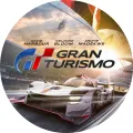 Bílý závodní vůz na okruhu, nad ním helikoptéra, logo Gran Turismo, tribuny a slunečná obloha – jedlý obrázek na dort