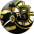 Kulatý jedlý obrázek s hokejistou Davidem Pastrňákem v dresu Boston Bruins s číslem 88 a velkým logem B v černé, žluté a bílé barvě, jedlý o