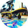 Žluté prkno skateboardu s kovovými podvozky leží na posprejovaném betonu v parku, jedlý obrázek na dort