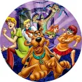 Scooby Doo a parta utíkají před mumií v tajemném fialovém pozadí s netopýry, jedlý obrázek na dort