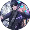 Wednesday Addamsová s černými copánky hraje na violoncello před kruhovým oknem s pavučinami a barevnou vitráží, jedlý obrázek na dort