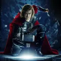 Thor v tmavém brnění a červeném plášti v podřepu opírá kladivo o zem na tmavomodrém pozadí, jedlý obrázek na dort