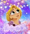 Princezna Locika se zlatými vlasy mezi fialovými květy pod řadou zářících lampionů na noční obloze, jedlý obrázek na dort