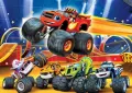 Červený monstertruck Blaze skáče na stadionu, za volantem řidič AJ, kolem přátelé Starla, Stripes, Zeg a Darington, jedlý obrázek na dort