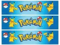 Hranatý jedlý obrázek s modrým paprskovitým pozadím, žlutým logem Pokémon, Pikachu a červenobílými Pokébally, jedlý obrázek na dort.