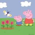 Prasátko Peppa a bratr Tomík stojí na zelené louce s růžovými květy a bílým motýlkem pod modrou oblohou, jedlý obrázek na dort