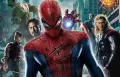 Spiderman v červenomodrém obleku s hrdiny Avengers a Hulkem v městské scéně, jedlý obrázek na dort
