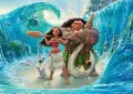 Vaiana s pádlem, polobůh Maui s hákem, prasátko Pua a kohout Heihei v mořské vlně s želvou, jedlý obrázek na dort