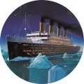 Parník Titanic s osvětlenými palubami pluje mezi světle modrými krami pod fialovomodrou hvězdnou oblohou, jedlý obrázek na dort