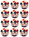 Kolečka s usměvavým Mickeym a Minnie, která se dívají na sebe, nad nimi červené srdíčko na krémovém pozadí, jedlý obrázek na dort