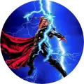 Thor s kladivem Mjolnir, ze kterého srší modré blesky, na tmavé bouřkové obloze, kulatý jedlý obrázek na dort