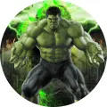 Zelený Hulk v napjaté pozici mezi zelenými výboji, za ním hořící město, jedlý obrázek na dort