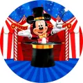 Mickey Mouse v kouzelnickém cylindru s hůlkou před červenobílým cirkusovým stanem a modrou hvězdnou podlahou, jedlý obrázek na dort