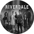 Černobílý kulatý jedlý obrázek na dort: parta hrdinů seriálu Riverdale stojí v zamlženém lese, nad nimi bílý nápis