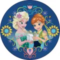 Princezny Elsa a Anna v jarních šatech drží dárek s mašlí uprostřed kruhu tulipánů a slunečnic na modrém pozadí, jedlý obrázek na dort