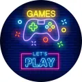 Zářící neonový herní ovladač s nápisy GAMES a LET'S PLAY na tmavé cihlové zdi, jedlý obrázek na dort