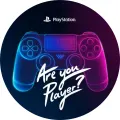 Neonově modrý a fialový herní ovladač na tmavém vesmírném pozadí s nápisem Are you Player?, jedlý obrázek na dort