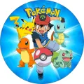 Kulatý jedlý obrázek: trenér Ash s pokeballem, Pikachu, Charmander, Squirtle a Bulbasaur na modrém pozadí, jedlý obrázek na dort