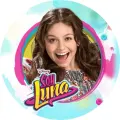 Kulatý jedlý obrázek na dort s usměvavou hrdinkou seriálu Soy Luna na tyrkysovo-růžovém pozadí, s logem seriálu
