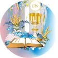 Kulatý jedlý obrázek se zlatým kalichem, hostií, hořící svící a Biblí na pastelově modrém pozadí, s klasy a květy, jedlý obrázek na dort