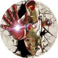 Iron Man v červeno-zlatém brnění vystupuje ze zdi s rozzářeným repulzorem v dlani, jedlý obrázek na dort